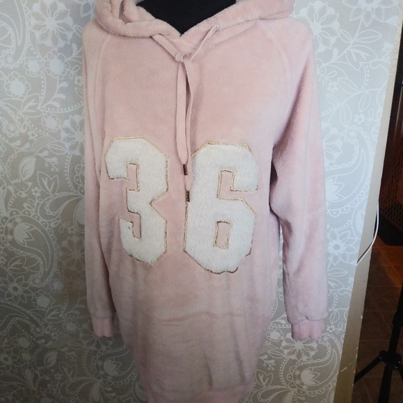H & M Hooded Decal Sweater Soft - Picture 10 of 10
